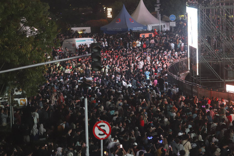 Suasana saat Car Free Night menyambut malam tahun baru 2025 di Jalan Sudirman, Jakarta, Selasa (31/12/2024). Foto: Iqbal Firdaus/kumparan