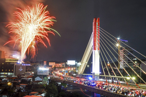 Pemandangan jembatan Pasupati Bandung saat malam tahun baru, Rabu (1/1/2025). Foto: Raisan Al Farisi/ANTARA FOTO