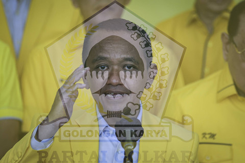 Foto multiple exposure Ketua Umum Partai Golkar Bahlil Lahadalia saat menyampaikan refleksi akhir tahun 2024 dan outlook 2025 Partai Golkar di DPP Partai Golkar, Jakarta, Selasa (31/12/2024). Foto: Dhemas Reviyanto/ANTARA FOTO