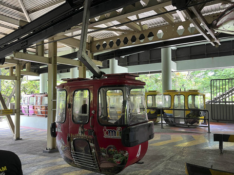 Kereta gantung jadi wisata yang paling banyak diminati para pengunjung Taman Mini Indonesia Indah, Jakarta Timur, Rabu (1/1/2024). Foto: Alya Zahra/kumparan 