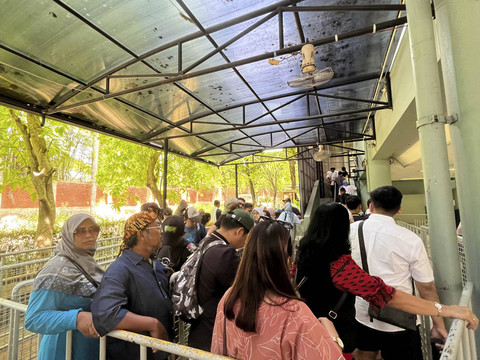 Kereta gantung jadi wisata yang paling banyak diminati para pengunjung Taman Mini Indonesia Indah, Jakarta Timur, Rabu (1/1/2024). Foto: Alya Zahra/kumparan 