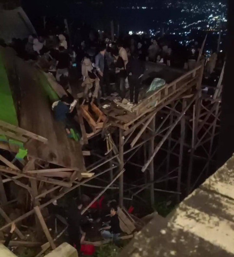 Sebuah cafe di Jalan Pemancar Telkom, Kelurahan Way Gubak, Kecamatan Sukabumi, Bandar Lampung ambruk. | Foto: Dok Istimewa