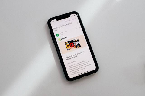 Ilustrasi penyebab wa kena spam, Photo by charlesdeluvio on Unsplash
