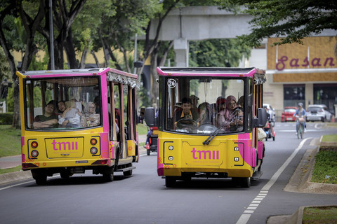 Warga mengunjungi Taman Mini Indonesia Indah (TMII) saat libur tahun baru 2025, Jakarta, Rabu (1/1/2025). Foto: Jamal Ramadhan/kumparan