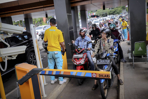 Warga mengunjungi Taman Mini Indonesia Indah (TMII) saat libur tahun baru 2025, Jakarta, Rabu (1/1/2025). Foto: Jamal Ramadhan/kumparan
