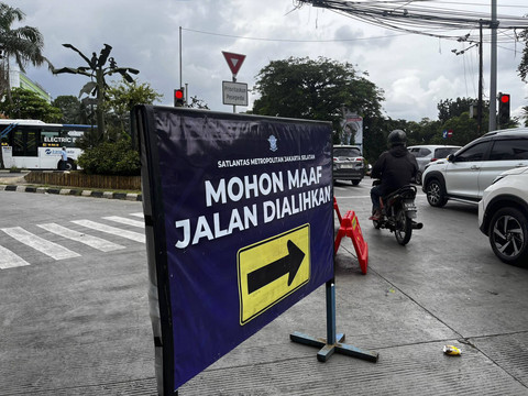 Kemacetan di Jalan TB Simatupang arah Jalan RM Harsono (Pintu masuk utama ragunan), Rabu (1/1/2025). Foto: Rayyan Farhansyah/kumparan
