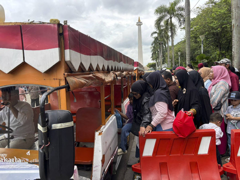 Suasana ramai Monas, Jakarta di hari pertama 2025 pada Rabu (1/1/2025). Foto: Abid Raihan/kumparan