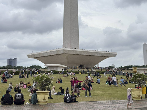 Suasana ramai Monas, Jakarta di hari pertama 2025 pada Rabu (1/1/2025). Foto: Abid Raihan/kumparan