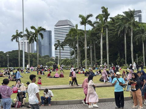 Suasana ramai Monas, Jakarta di hari pertama 2025 pada Rabu (1/1/2025). Foto: Abid Raihan/kumparan