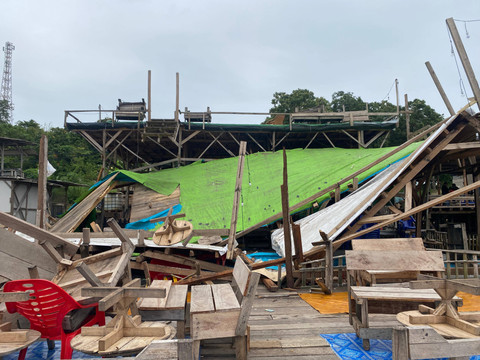 Cafe (Kedai) di Jalan Pemancar Telkom, Kelurahan Way Gubak, Kecamatan Sukabumi, Bandar Lampung ambruk pada malam tahun baru 2025. | Foto: Sinta Yuliana/Lampung Geh
