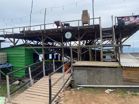 Cafe (Kedai) di Jalan Pemancar Telkom, Kelurahan Way Gubak, Kecamatan Sukabumi, Bandar Lampung ambruk pada malam tahun baru 2025. | Foto: Sinta Yuliana/Lampung Geh