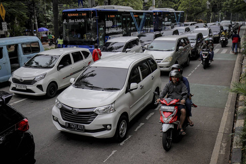 Sejumlah kendaraan terjebak macet di Jalan TB Simatupang arah menuju ke Taman Margasatwa Ragunan, Rabu (1/1/2025). Foto: Jamal Ramadhan/kumparan