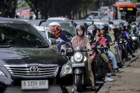 Sejumlah kendaraan terjebak macet di Jalan TB Simatupang arah menuju ke Taman Margasatwa Ragunan, Rabu (1/1/2025). Foto: Jamal Ramadhan/kumparan
