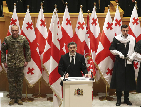 Presiden terpilih Mikheil Kavelashvili menyampaikan pidato kenegaraan saat pelantikan presiden baru Georgia di Parlemen Tbilisi, Georgia, Minggu (29/12/2024). Foto: Irakli Gedenidze/Reuters
