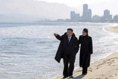 Presiden Kim Jong-un berjalan bersama anaknya Kim Ju-ae melakukan peninjauan resor di Wonsan, Korea Utara, Minggu (29/12/2024). Foto: KCNA/via REUTERS