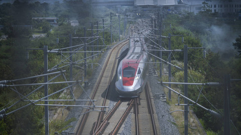 Kereta Cepat Jakarta Bandung berangkat dari Stasiun Tegalluar Summarecon menuju Stasiun Halim di Tegalluar Kabupaten Bandung, Jawa Barat, Kamis (2/1/2025). Foto: ANTARA FOTO/Raisan Al Farisi