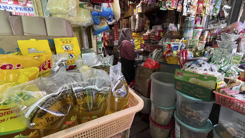 Stok MinyaKita mulai melimpah di Pasar Kwitang, Jakarta Pusat, Kamis (2/1/2025). Foto: Fariza Rizky Ananda/kumparan