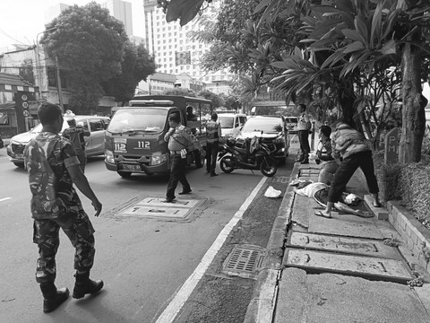 Kecelakaan beruntun antara mobil Honda CRV dengan sepeda motor Honda Vario dan becak di Jalan Basuki Rahmat, Kecamatan Tegalsari, Surabaya, Kamis (2/1/2024). Foto: Dok. Istimewa