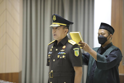 Jaksa Agung Muda Pidana Militer (JAMPidmil) Mayjen TNI Dr. M. Ali Ridho melantik Kolonel Cpm Andi Suci Agustiansyah sebagai Direktur Penindakan JAMPidmil Kejagung di Gedung Menara Kartika Adhyaksa Kejagung, Kamis (2/1/2025).  Foto: Dok. Kejagung RI