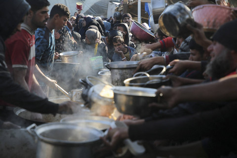 Warga Palestina berkumpul untuk menerima makanan di tengah krisis kelaparan akibat konflik Israel-Hamas, di Khan Younis, Jalur Gaza selatan, Kamis (2/1/2025). Foto: Hatem Khaled/REUTERS