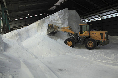 Pekerja mengoperasikan alat berat menata pupuk di gudang penyimpanan pupuk Distribution Center, Medan, Sumatera Utara, Kamis (2/1/2025). Foto: Yudi Manar/Antara Foto