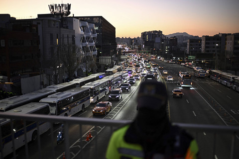 Sejumlah kendaraan polisi Korea Selatan terparkir di dekat kediaman Presiden Korea Selatan yang dimakzulkan Yoon Suk Yeol di Seoul, Korea Selatan, Jumat (3/1/2025). Foto: Philip Fong/AFP