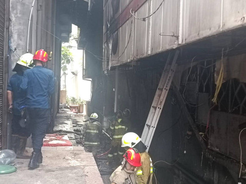Petugas pemadam tangani kebakaran di sebuah gang samping Kings Shoping Center, Jalan Dalem Kaum, Kecamatan Regol, Kota Bandung, pada Jumat (3/1). Dok. Robby Bouceu/kumparan