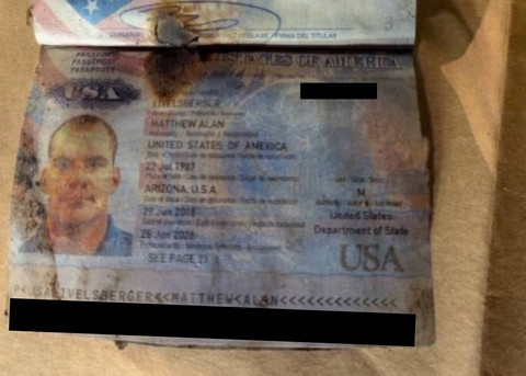 Paspor AS yang rusak milik Matthew Livelsberger seorang tentara Angkatan Darat yang masih aktif dari Colorado Springs  di luar Trump International Hotel, Las Vegas, Amerika Serikat, Kamis (2/1/2025). Foto: LVMPD/ via Reuters