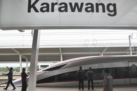 Kereta cepat Whoosh saat berhenti di Stasiun Whoosh Karawang, Kabupaten Karawang, Jawa Barat, Selasa (24/12/2024). Foto: Fakhri Hermansyah/ANTARA FOTO