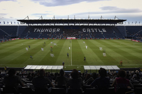 Buriram United menjamu Suphanburi FC dalam pertandingan Thai Premier League di stadion i-Mobile "Thunder Castle" di provinsi timur laut Thailand, Buriram. Foto: Lillian Suwanrumpha/AFP