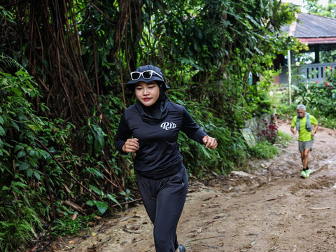 ⁠Eli Beliana, member teman kumparan Running Club yang tengah latihan di Desa Cisadon untuk persiapan Tahura Trail Running. Foto: Dok.istimewa