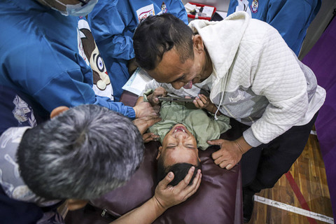 Seorang anak menangis saat mengikuti pelaksanaan khinatan gratis di Gedung Juang KPK, Jakarta, Jumat (3/1/2025). Foto: Iqbal Firdaus/kumparan