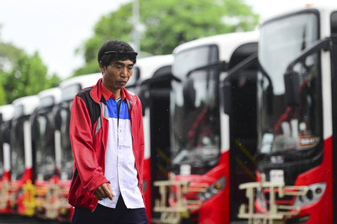 Sopir bus Trans Metro Dewata berjalan di dekat deretan bus yang tidak beroperasi di Terminal Ubung, Denpasar, Bali, Kamis (2/1/2025). Foto: Fikri Yusuf/ANTARA FOTO