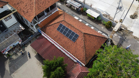 Pertamina bangun Pembangkit Listrik Tenaga Surya (PLTS) di SMAN 1 Maos, Kabupaten Cilacap sebagai bagian dari program Sekolah Energi Berdikari (SEB). Foto: Dok. Pertamina