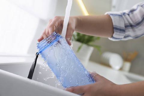 Ilustrasi mencuci botol air minum. Foto: New Africa/Shutterstock
