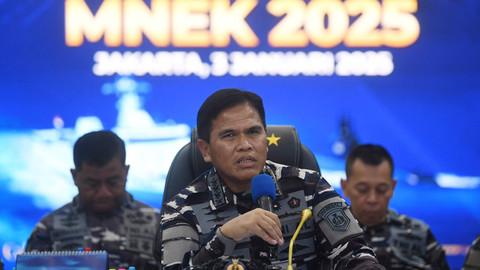 Kepala Staf Angkatan Laut (Kasal) Laksamana TNI Muhammad Ali memberikan keterangan terkait rencana kegiatan Latihan Bersama (Latma) Multilateral Naval Exercise Komodo (MNEK) ke-5 di Jakarta, Jumat (3/1/2025). Foto: ANTARA FOTO/Akbar Nugroho Gumay