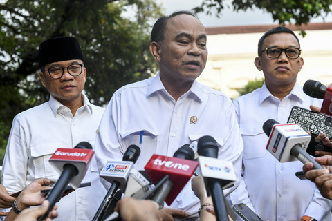 Menteri Koperasi Budi Arie Setiadi bersama Mendes PDTT Yandri Susanto dan Menteri Perlindungan Pekerja Migran Abdul Kadir Karding memberikan keterangan pers usai mengikuti rapat terbatas di Istana Bogor, Jawa Barat, Jumat (3/1/2025). Foto: Hafidz Mubarak A/ ANTARA FOTO