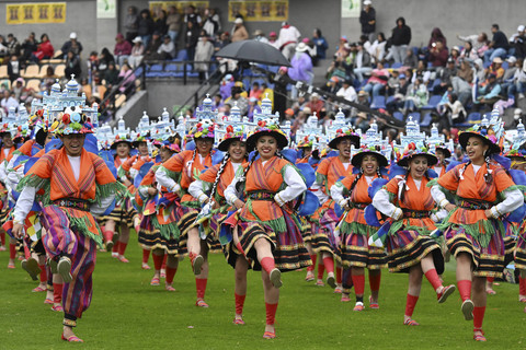 Sejumlah peserta menari saat Karnaval "Blacks and Whites" di Pasto, Colombia, Jumat (3/1/2025). Foto: Raul Arboleda/AFP