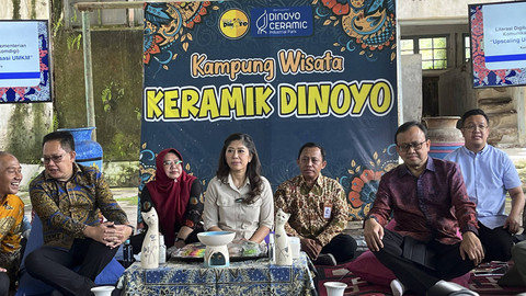 Menkomdigi Meutya Hafid mengunjungi Kampung Wisata Keramik Dinoyo, Malang, Sabtu (4/1/2025).  Foto: Alya Zahra/kumparan