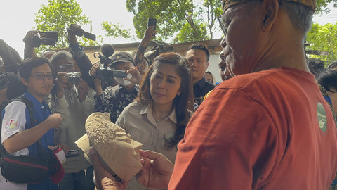 Menkomdigi Meutya Hafid mengunjungi Kampung Wisata Keramik Dinoyo, Malang, Sabtu (4/1/2025).  Foto: Alya Zahra/kumparan