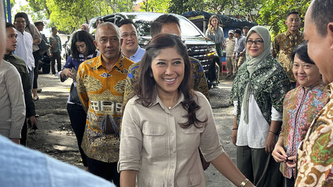 Menkomdigi Meutya Hafid mengunjungi Kampung Wisata Keramik Dinoyo, Malang, Sabtu (4/1/2025).  Foto: Alya Zahra/kumparan