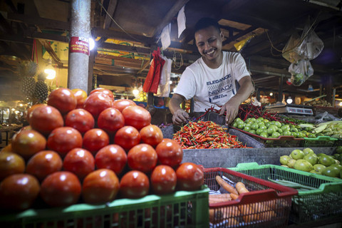 Seorang pedagang menata dagangannya di Pasar Senen, Jakarta, Sabtu (4/1/2025). Foto: Iqbal Firdaus/kumparan