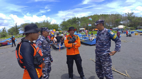 Tim SAR Gabungan masih mencari satu korban hilang dalam insiden perahu nelayan terbalik di Pantai Congot, Kulon Progo, Sabtu (4/1/2025). Foto: Dok. Basarnas Yogyakarta