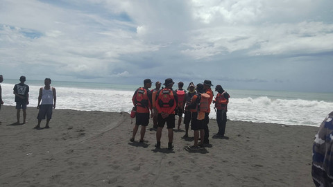 Tim SAR Gabungan masih mencari satu korban hilang dalam insiden perahu nelayan terbalik di Pantai Congot, Kulon Progo, Sabtu (4/1/2025). Foto: Dok. Basarnas Yogyakarta