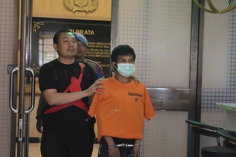 Pelaku dan Barang Bukti Curas inisial MAS di gerbang tol pelumpang, Jakarta utara.  Foto: Dok. Polres Jakarta Utara