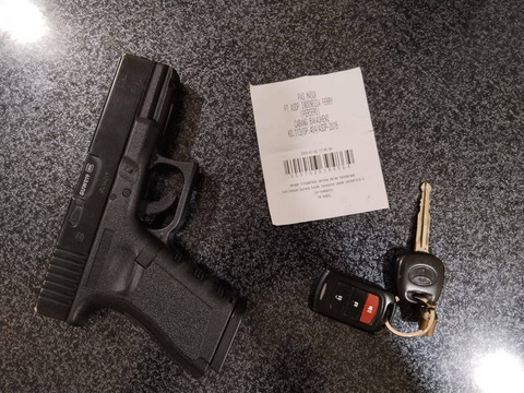 Barang bukti senjata airsoft gun yang digunakan oknum KSOP untuk menodong petugas parkir ASDP. | Foto: Dok Humas Polres Lampung Selatan