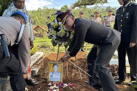 Upacara pemakaman Aipda Anumerta Anditia Munartomo, Bhabinkamtibmas Polsek Pagerageung, yang meninggal dunia saat menyelamatkan wisatawan yang hampir tenggelam di Pantai Pangandaran. Foto: Instagram/ @divisihumaspolri/