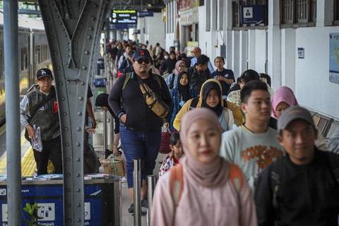 Sejumlah penumpang berjalan keluar saat tiba di Stasiun Pasar Senen, Jakarta, Sabtu (4/1/2025). Foto: Iqbal Firdaus/kumparan