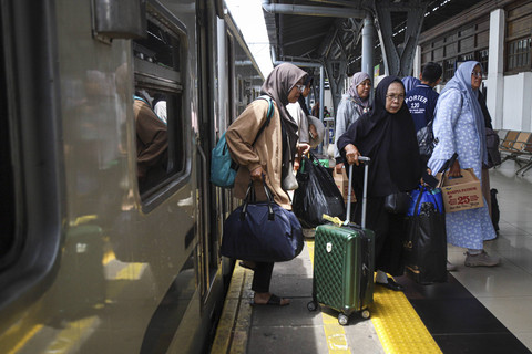 Sejumlah penumpang berjalan keluar saat tiba di Stasiun Pasar Senen, Jakarta, Sabtu (4/1/2025). Foto: Iqbal Firdaus/kumparan