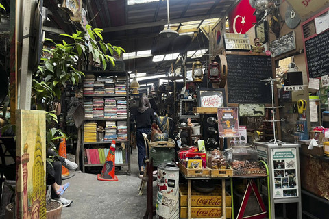 Suasana di Pasar Loak Kebayoran Lama, Sabtu (4/1/2025).  Foto: Rayyan Farhansyah/kumparan